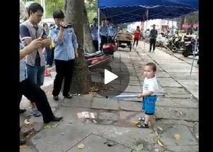幼童持钢管护奶奶 一场令人心酸的街头对峙